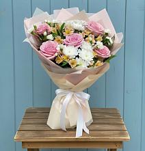 Букет цветов из:  Гвоздики, Орхидеи и Розы в Новомеловатке