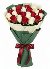 Букет Микс из красных и белых роз в Новомеловатке