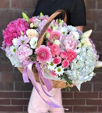 Композиция солнечный день в Новомеловатке Цветочная композиция из Розы, Хризантемы, Пионы и Лизиантусы в корзине в Новомеловатке
