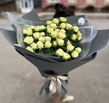 Букет Белые кустовые розы Солинеро в Новомеловатке