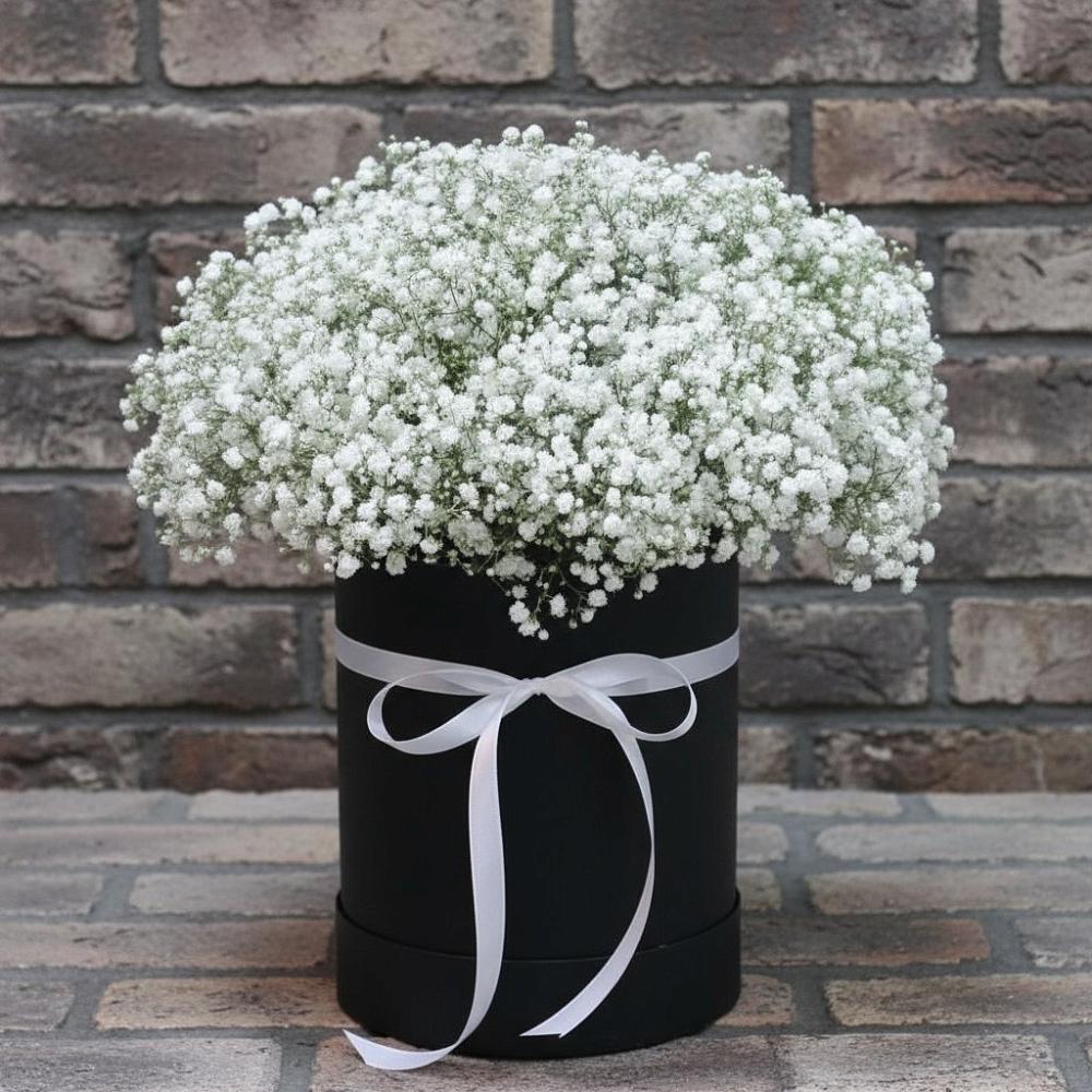 Цветочная композиция из Гипсофила в шляпной коробке в Новомеловатке