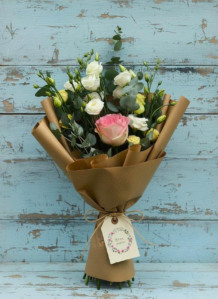 Букет цветов из: Розы и Лизиантусы в Новомеловатке