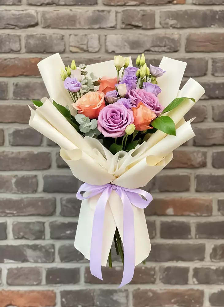 Букет цветов из: Лизиантусы и Розы в Новомеловатке