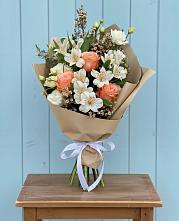 Букет цветов из:  Альстромерии, Лизиантусы, Розы и Хризантемы в Новомеловатке