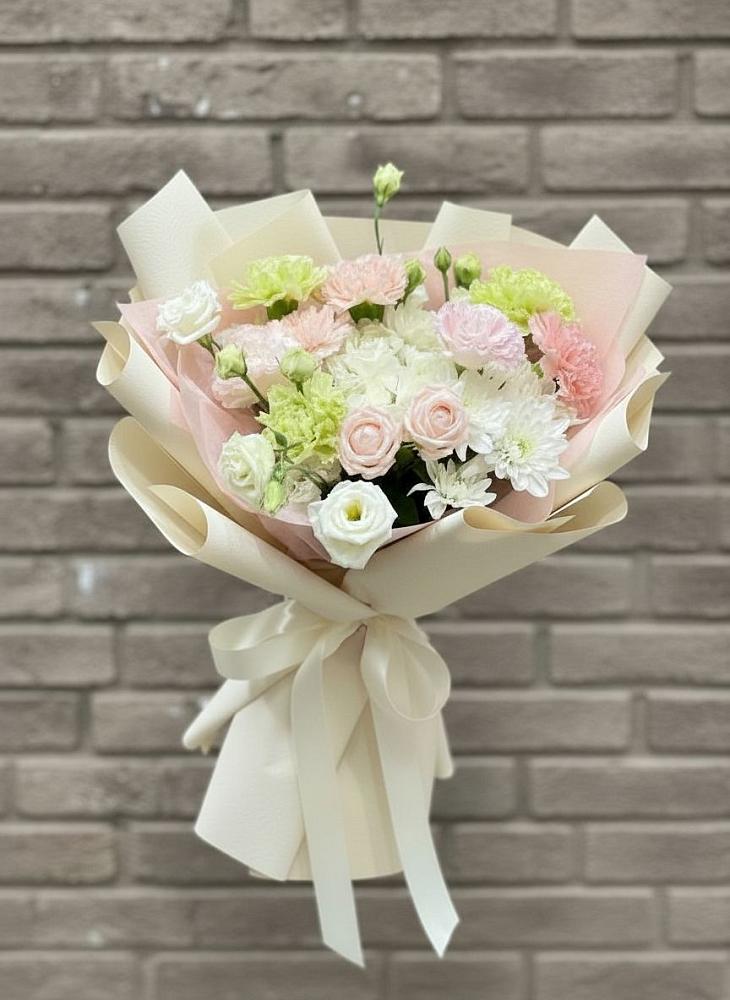 Букет цветов из: Гвоздики, Розы, Лизиантусы и Хризантемы в Новомеловатке