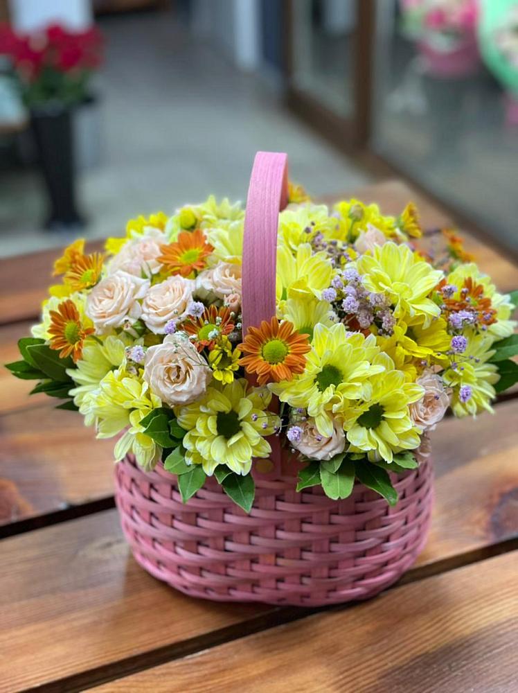 Цветочная композиция из Хризантемы и Розы в корзине в Новомеловатке