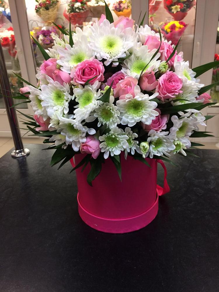 Цветочная композиция из Розы и Хризантемы в шляпной коробке в Новомеловатке