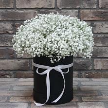 Цветочная композиция из Гипсофила в шляпной коробке в Новомеловатке