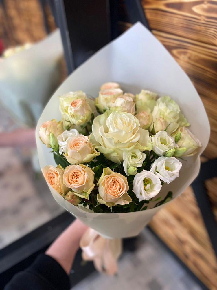 Букет цветов из: Розы и Лизиантусы в Новомеловатке